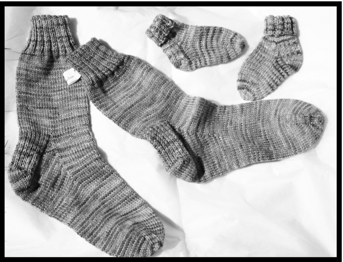 Socks pattern: One skein, one pair for mom & baby!